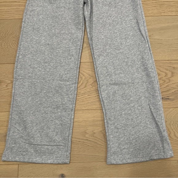 ALO Yoga Unisex Gray Zip-Up Hoodie and Jogger Set - Picture 13 of 16